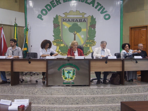 Bráulio Ribeiro, Adelaide Oliveira, Ana Fleck, Nelson Breve, Regina Lima e Melquíades Justiniano compõem a mesa da Audiência Pública em Marabá (Foto: Arquivo Câmara Municipal de Marabá)